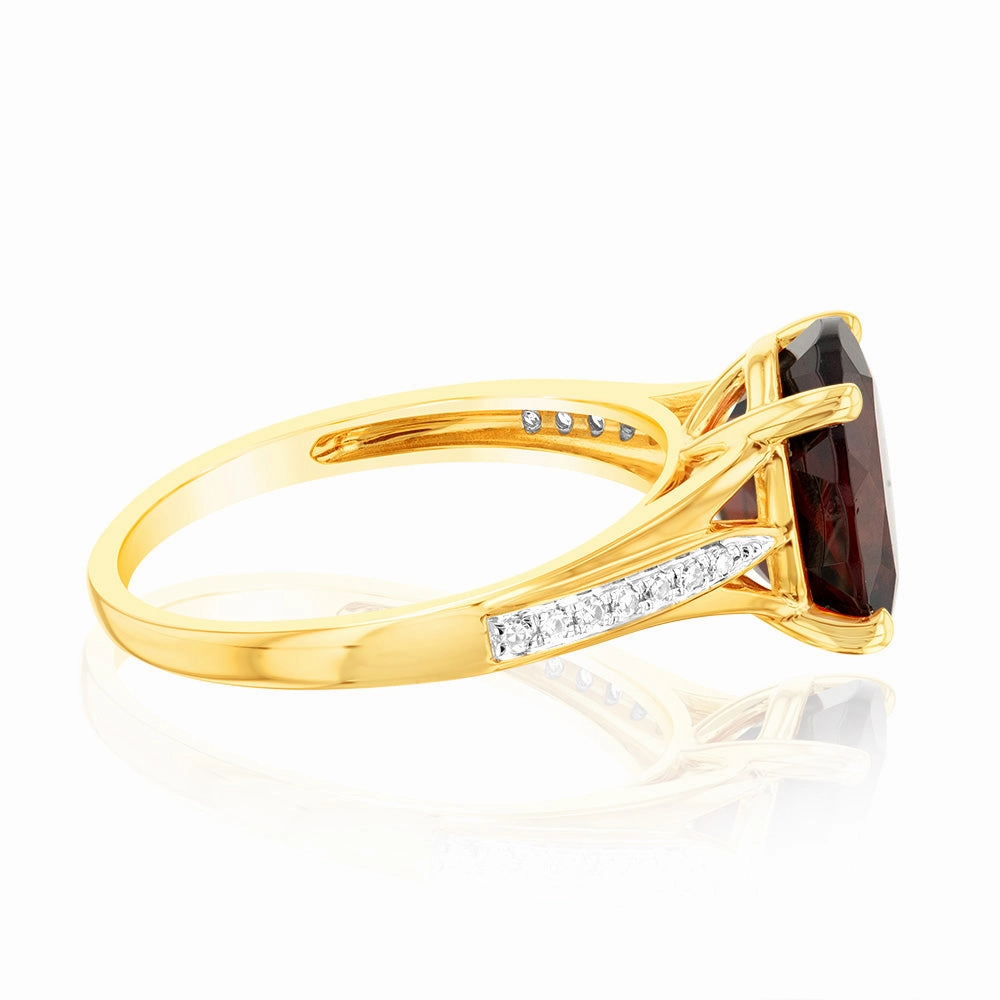 9ct Yellow Gold 3.10 Carat Garnet and 14 Diamonds Dress Ring