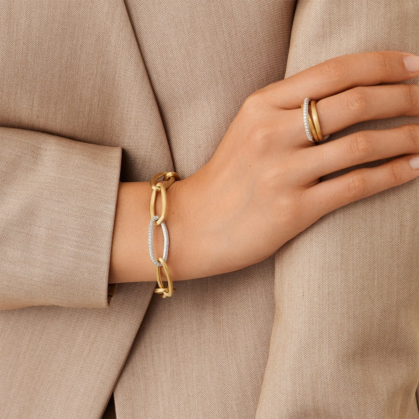 Jaipur Gold Oval Link Bracelet With Pav Diamonds